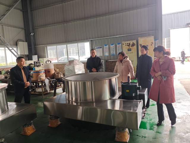 泸州市工商联一行走访调研泸州市江阳区红岩机械有限公司(图1) 泸州市工商联一行走访调研泸州市江阳区红岩机械有限公司(图1)