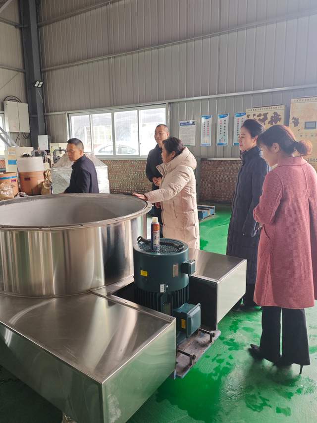 泸州市工商联一行走访调研泸州市江阳区红岩机械有限公司(图2) 泸州市工商联一行走访调研泸州市江阳区红岩机械有限公司(图2)