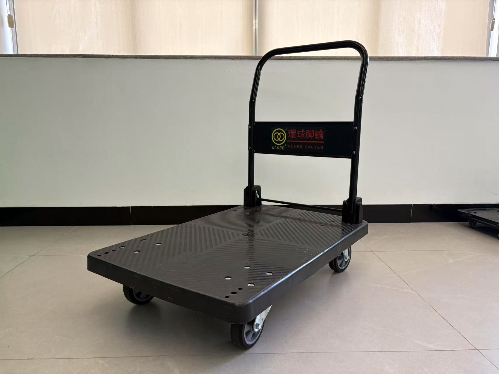 万向轮是装在前面好还是后面好？