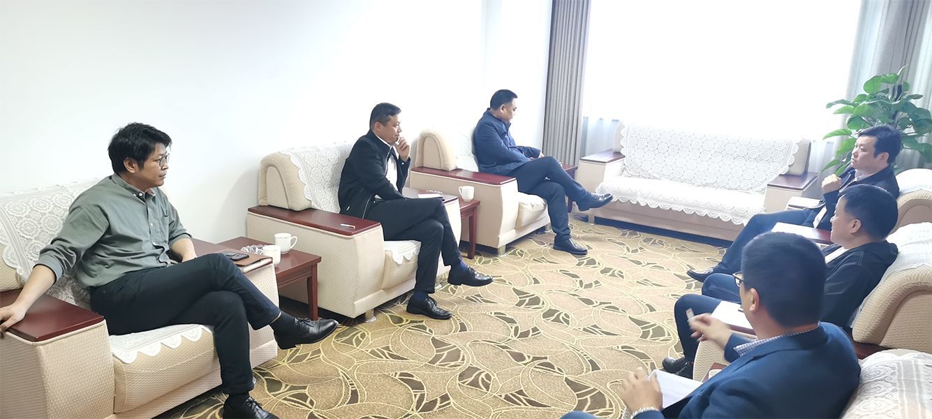 2021年4月28日陳國(guó)光董事長(zhǎng)與來訪的楓橋鎮(zhèn)新任書記