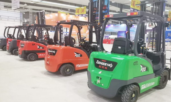 Long Deyao teaches you how to drive a forklift safely