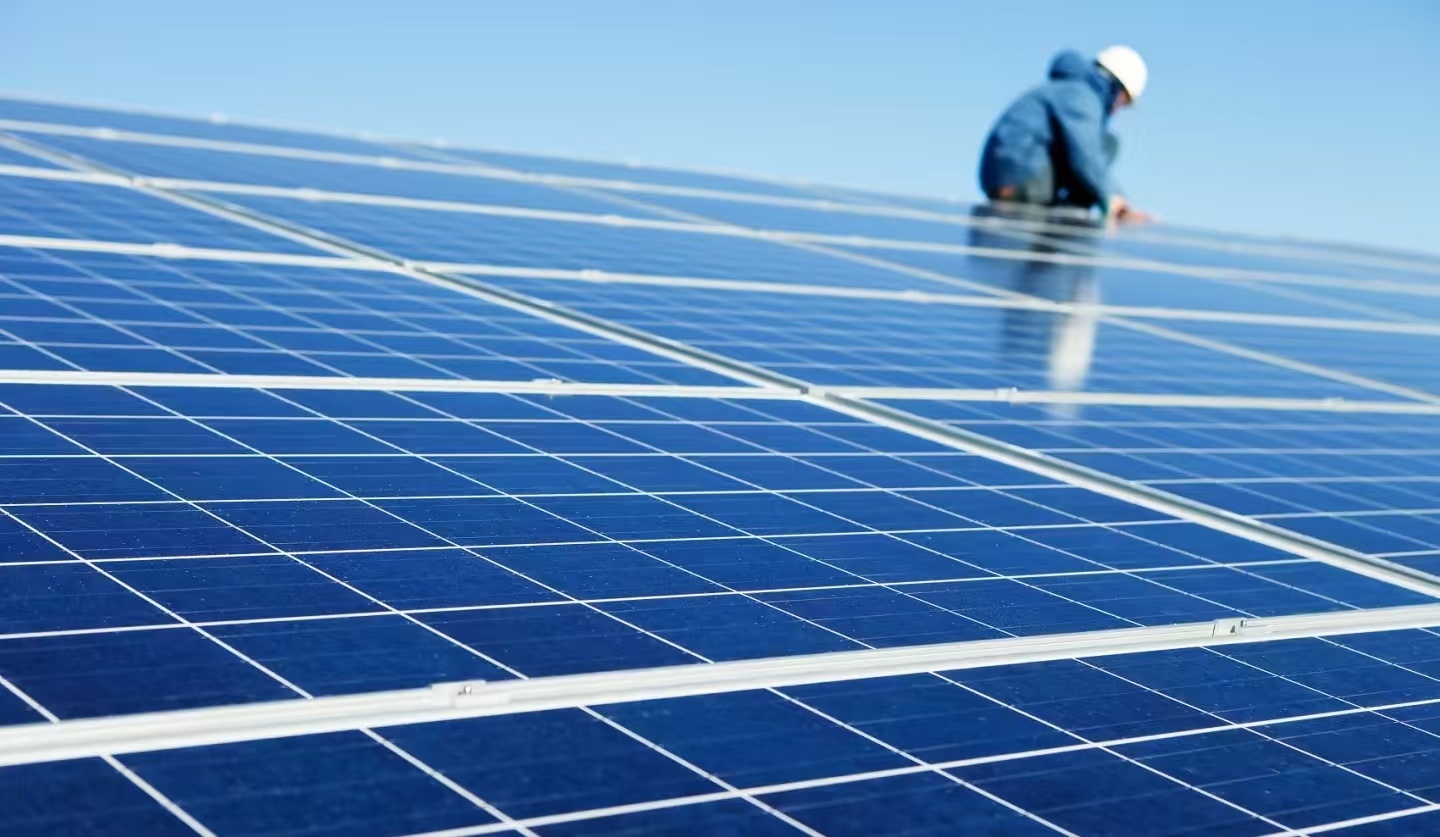 Bali: Launching a rooftop photovoltaic promotion plan, public buildings will be required to install photovoltaic systems.