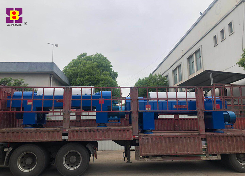 Outward transportation by horizontal screw centrifuge