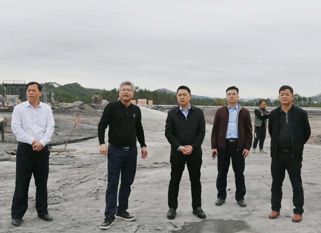 葉家義調(diào)研環(huán)江祥盛公司超強(qiáng)刨花板項(xiàng)目建設(shè)