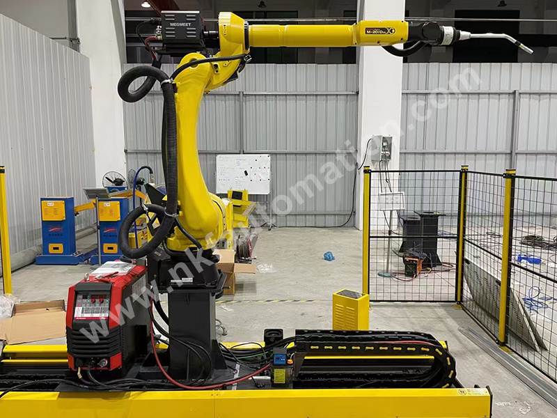 Light linear rail supporting Fanuc welding robot