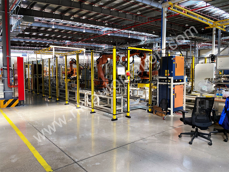 Safety fences applied to robot handling sites Safety fences applied to robot handling sites