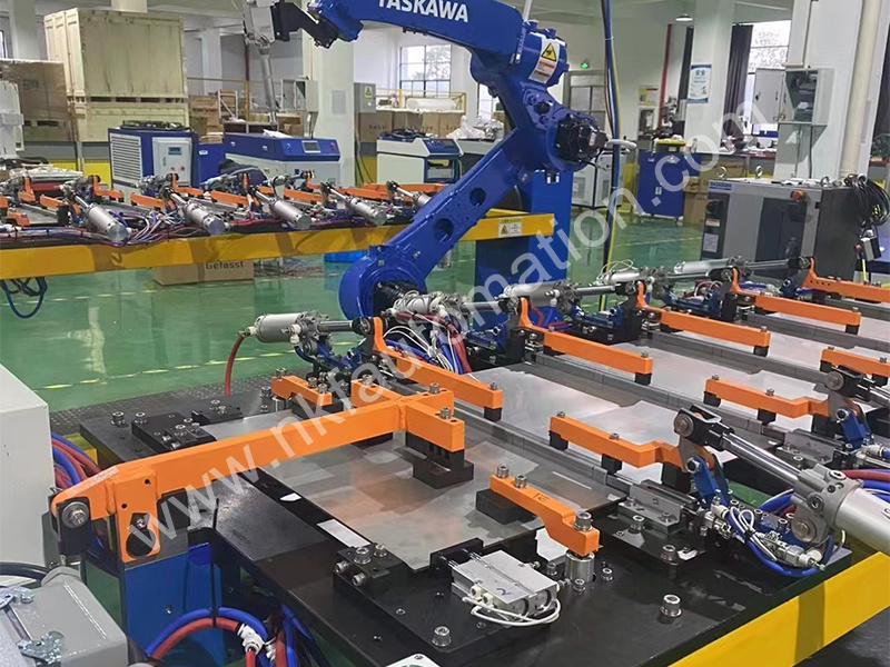 Yaskawa robot supporting positioner laser welding