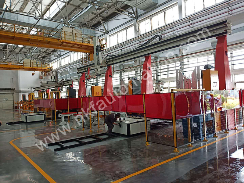 Safety fence in arc welding robot production line