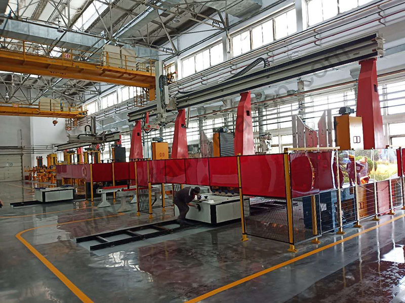 Safety fence in arc welding robot production line