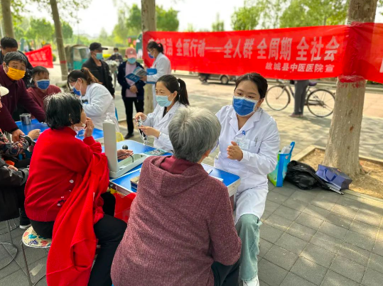 【腫瘤防治，全面行動】故城縣中醫(yī)醫(yī)院開展“全國腫瘤防治宣傳周”義診活動