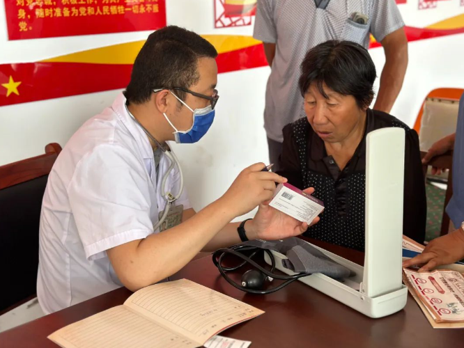 愛心義診進鄉(xiāng)村 守護健康暖民心