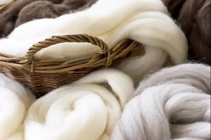 What are the characteristics of wool fabric?