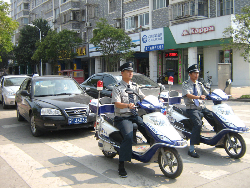 突發(fā)處置，“警車開(kāi)道”