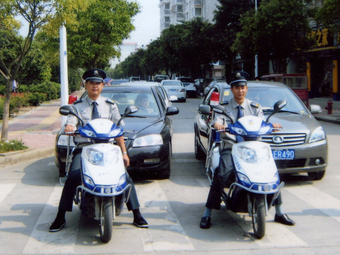 “警”車開(kāi)道 組織開(kāi)進(jìn)