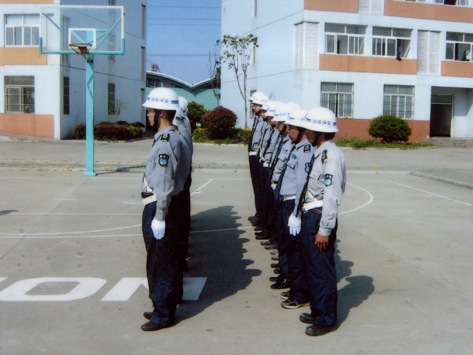 強(qiáng)作風(fēng) 站軍姿
