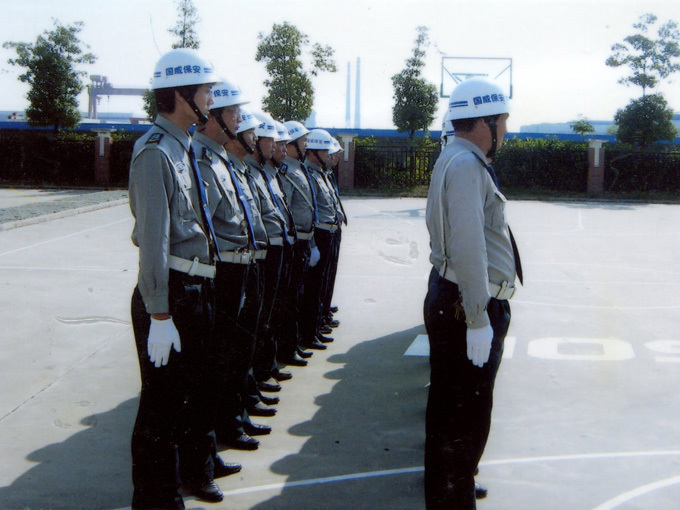 強(qiáng)作風(fēng) 站軍姿