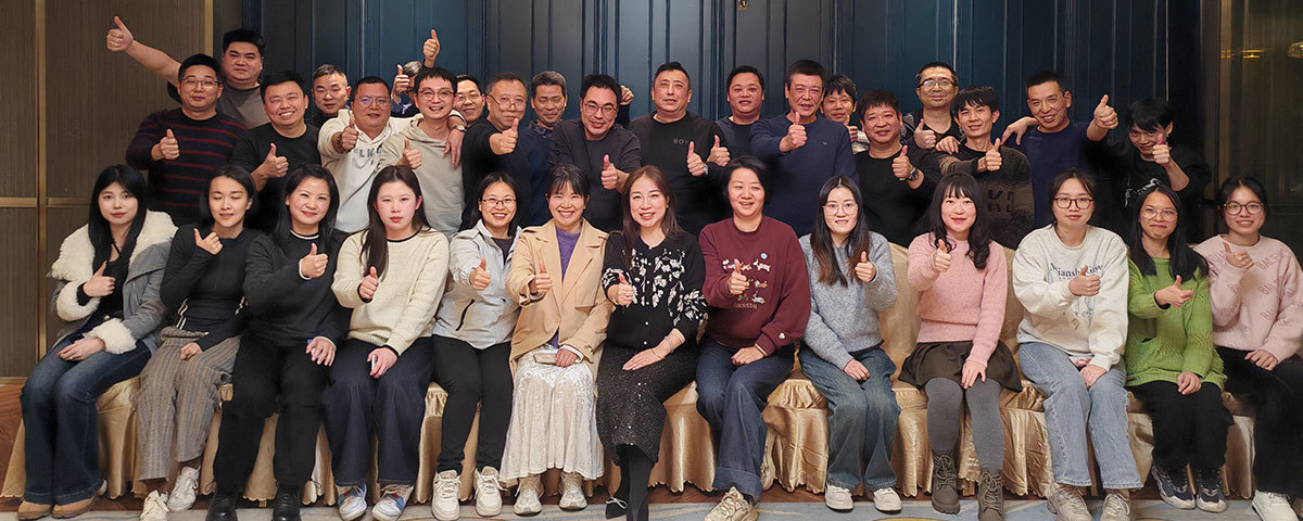 公司年会聚餐合照