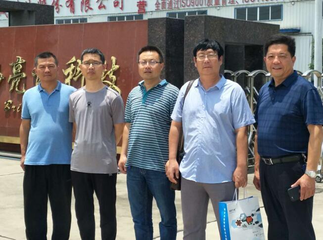 The owner and expert of Henan Taihui Expressway inspected Liangcheng Technology in the hot summer