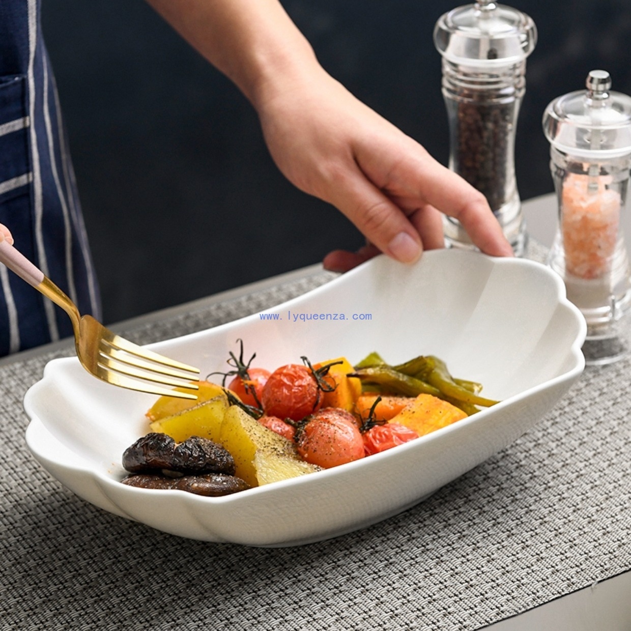 Boat - Shaped White Ceramic Bowls: 310ml & 550ml Capacities