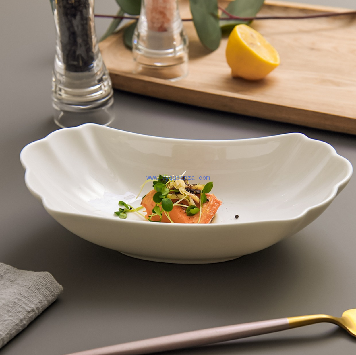 Scalloped - Edge Ceramic Bowls: 8” & 10” Sizes for Elegant Dining