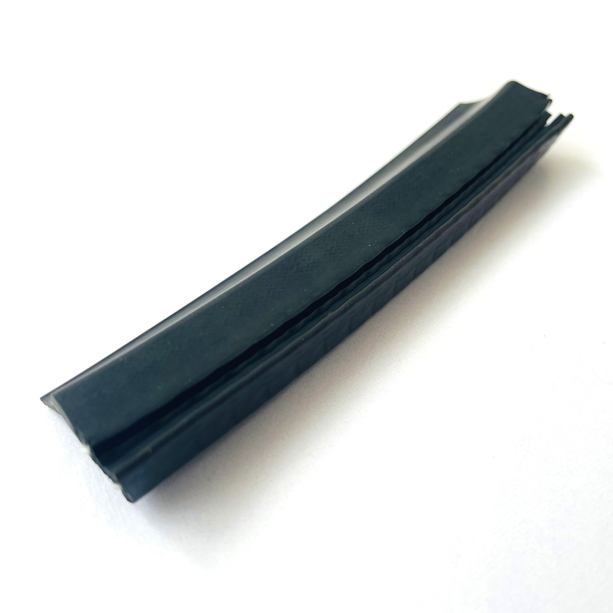 Wear-resistant and aging-resistant steel core automobile sealing strip with fin clamp