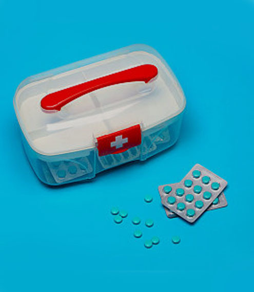 Actuar como "trabajadores de rescate" en un momento crítico, poniendo estos artículos en cajas de asistencia médica familiar