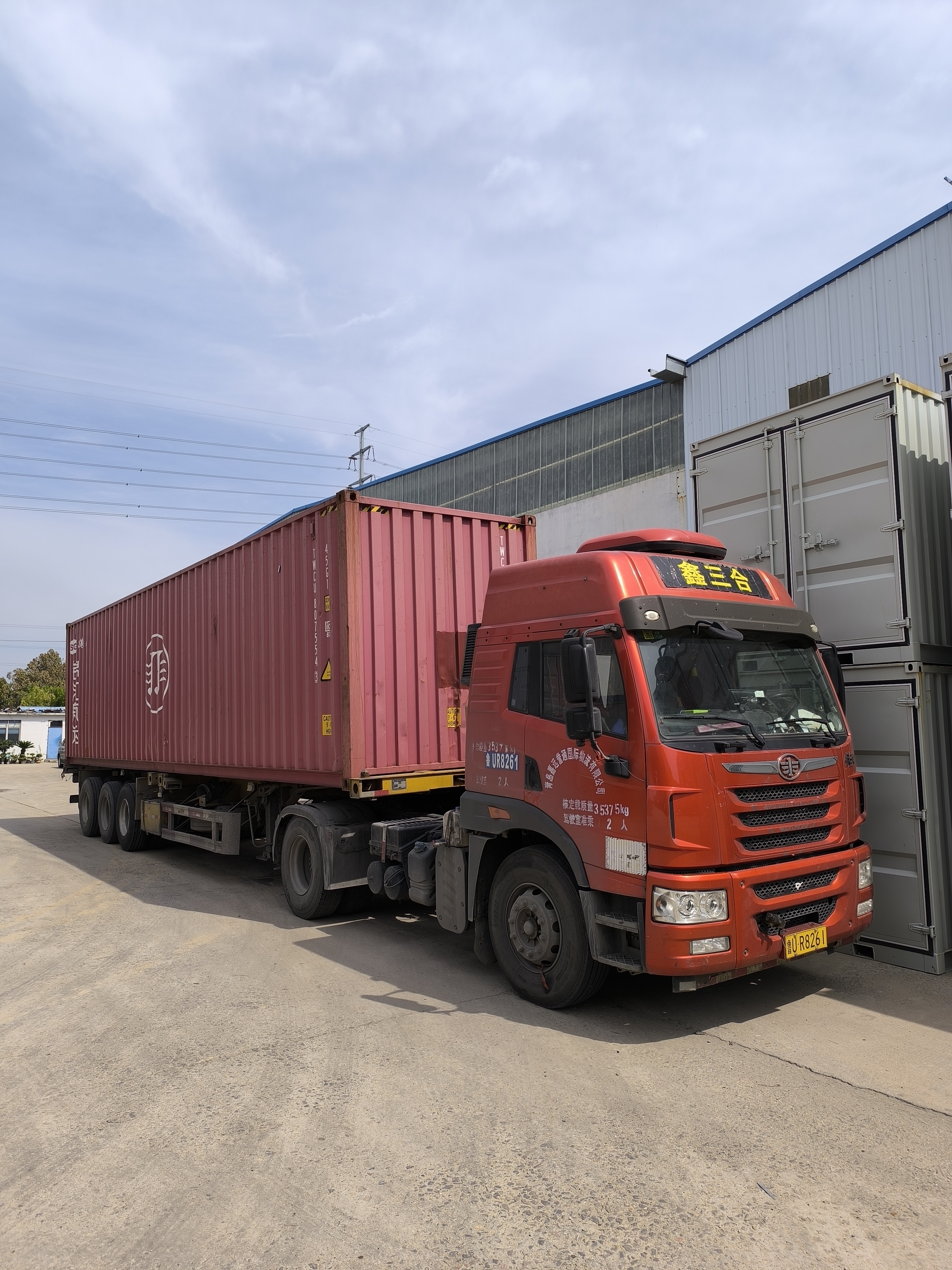 Third container export to Thailand with OSB board and internal wall decoration panel and washbasin
