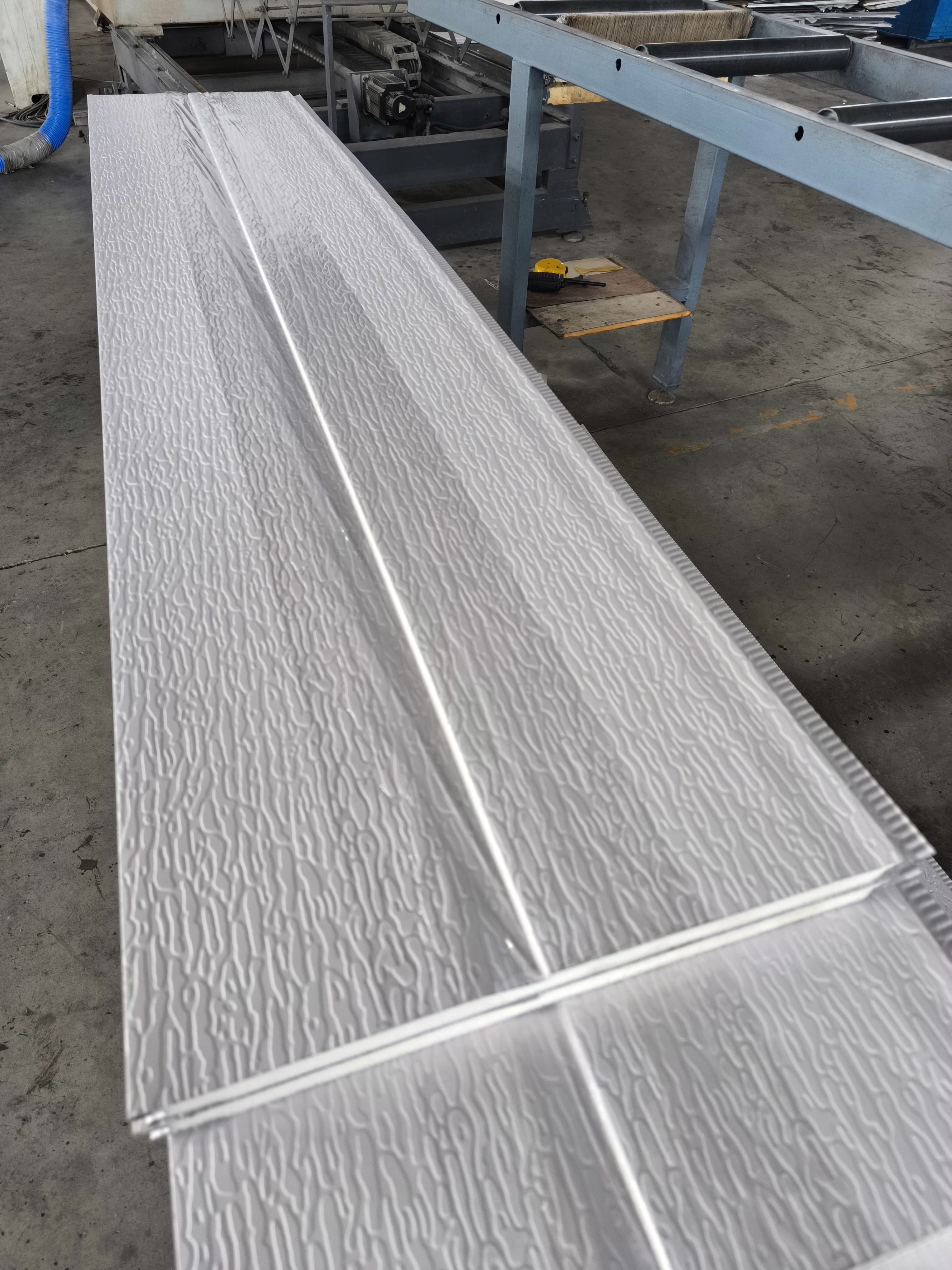 Angle white wood grain inclined groove pattern 16mm thickness PU metal siding panel for external wall decoration