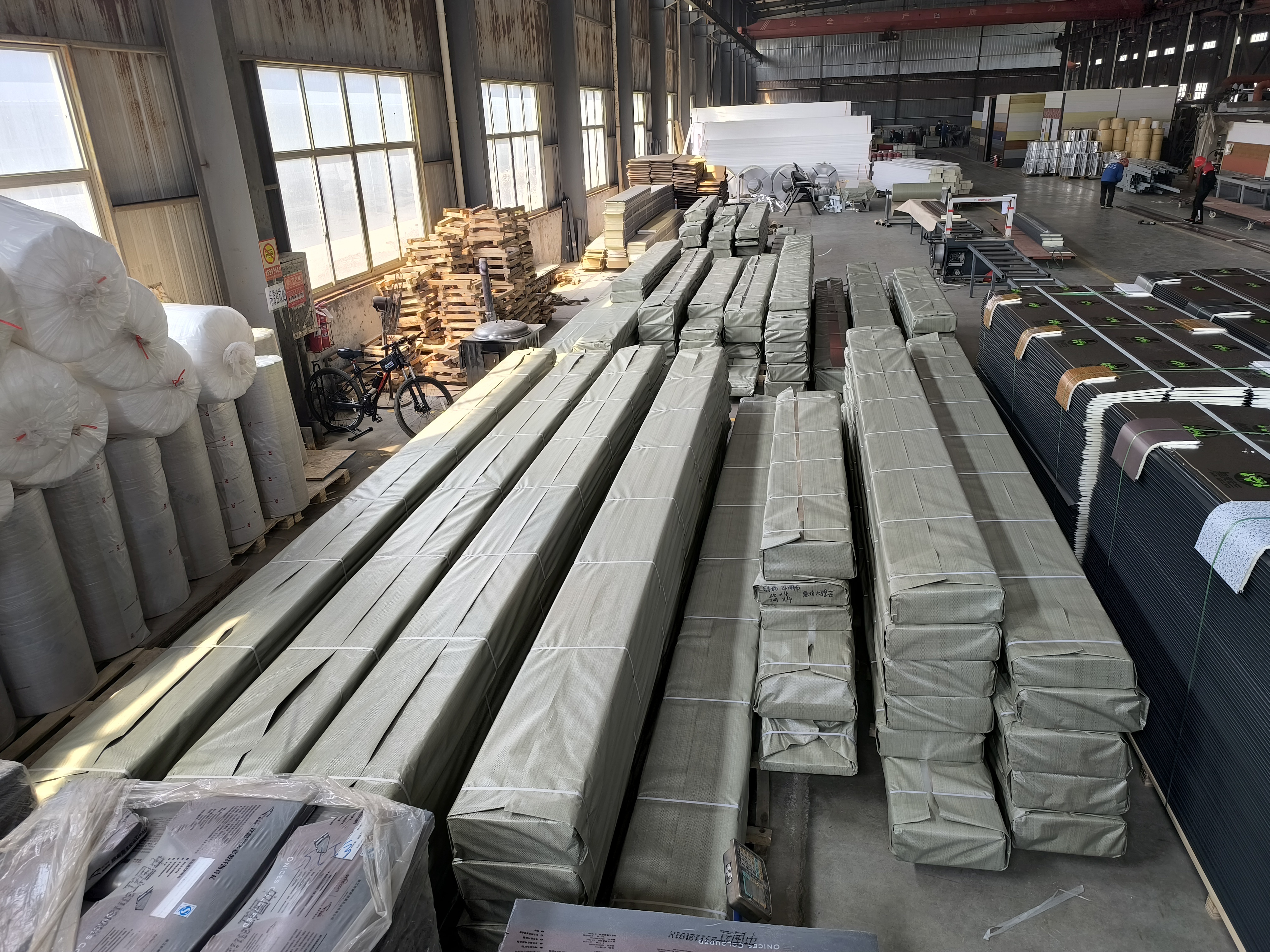 1.6cm thickness PU Sandwich wall panel with package in ware house