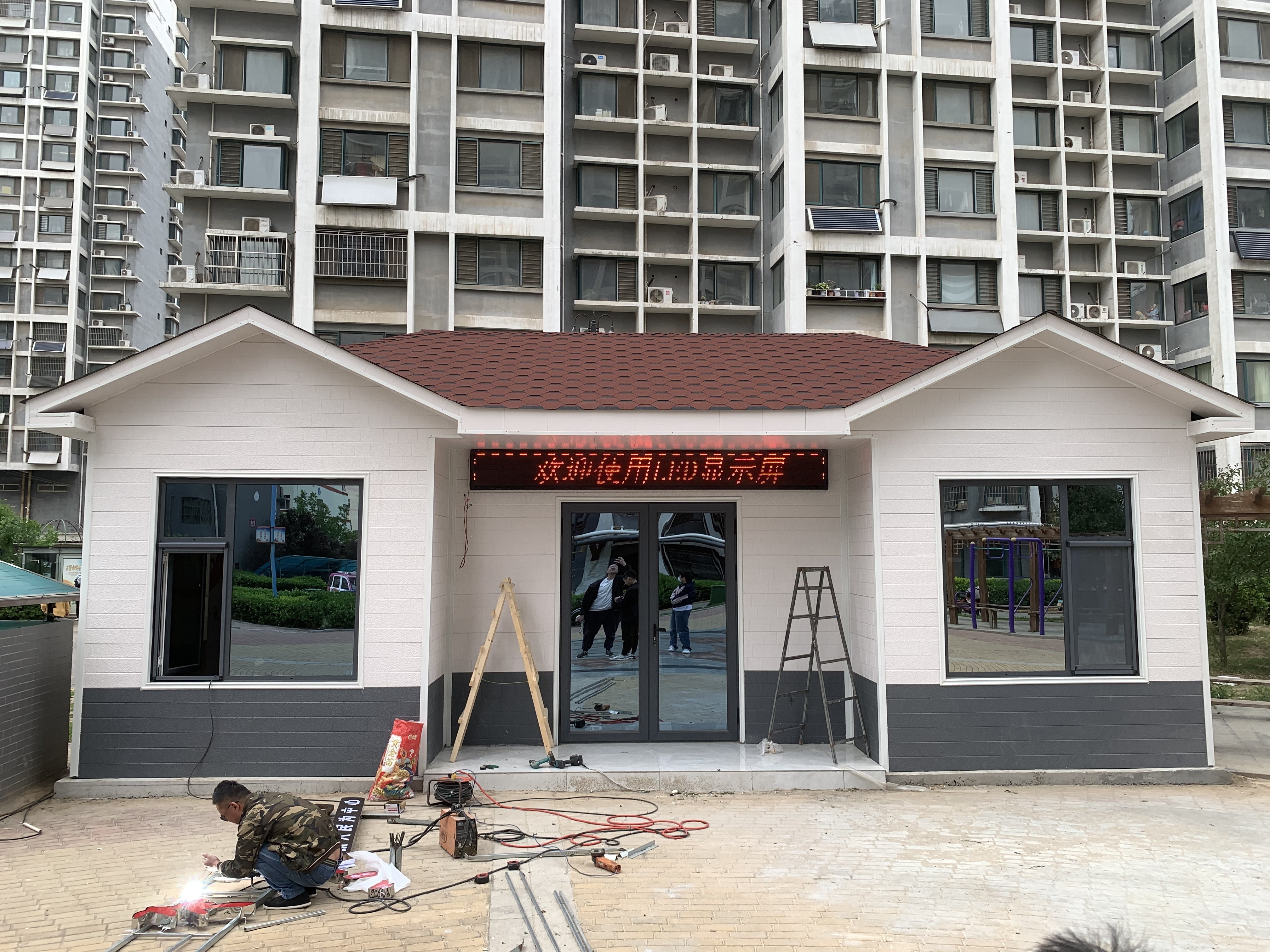Square tube and light steel keel frame structure with pu sandwich wall panel prefab house government agency