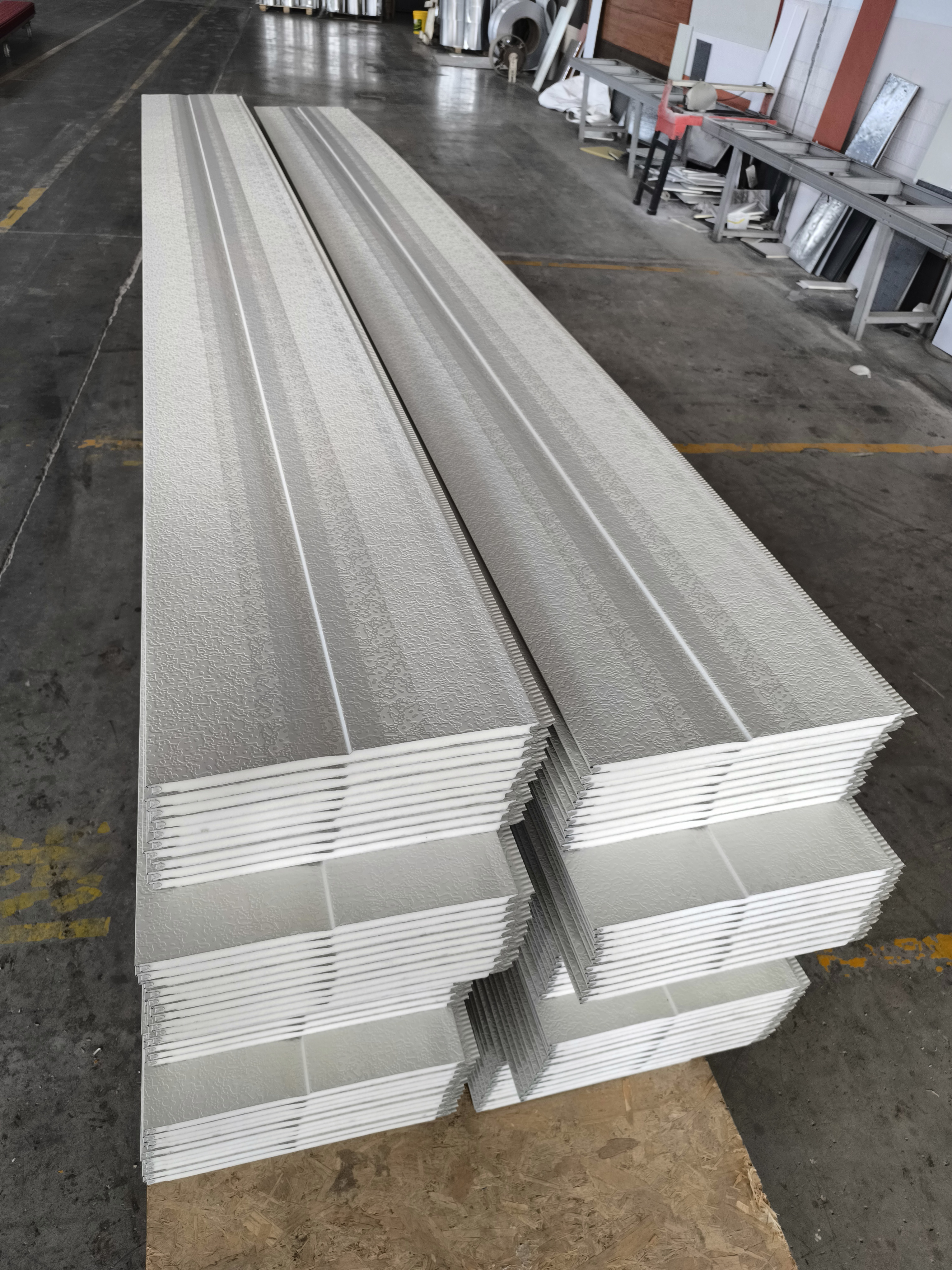 PU sandwich panel for light steel villa external wall decoration with 1.6cm thickness and milky white color