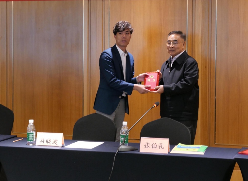 岭南药业总经理赖利龙与抗疫人民英雄张伯礼合照