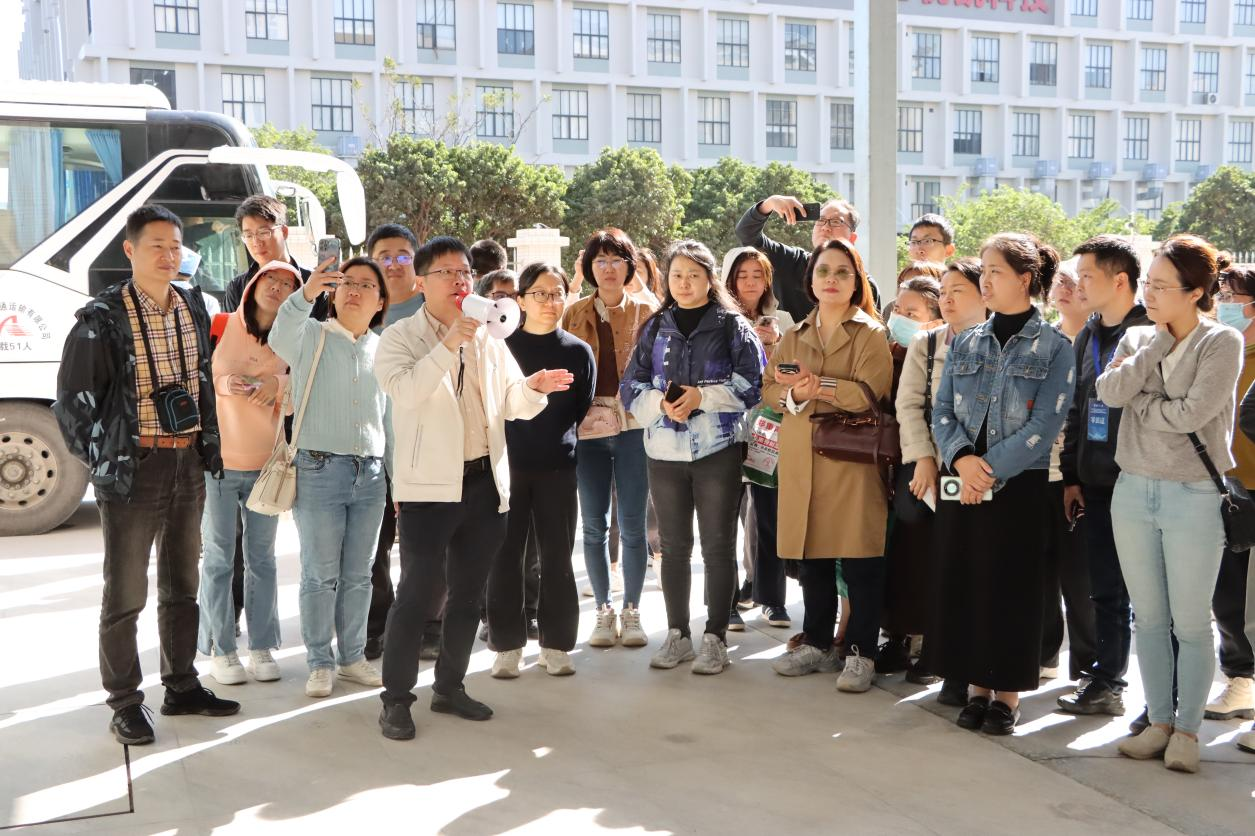 热烈欢迎全国中药特色技术传承人才培训班莅临岭南药业集团智慧药房参观指导