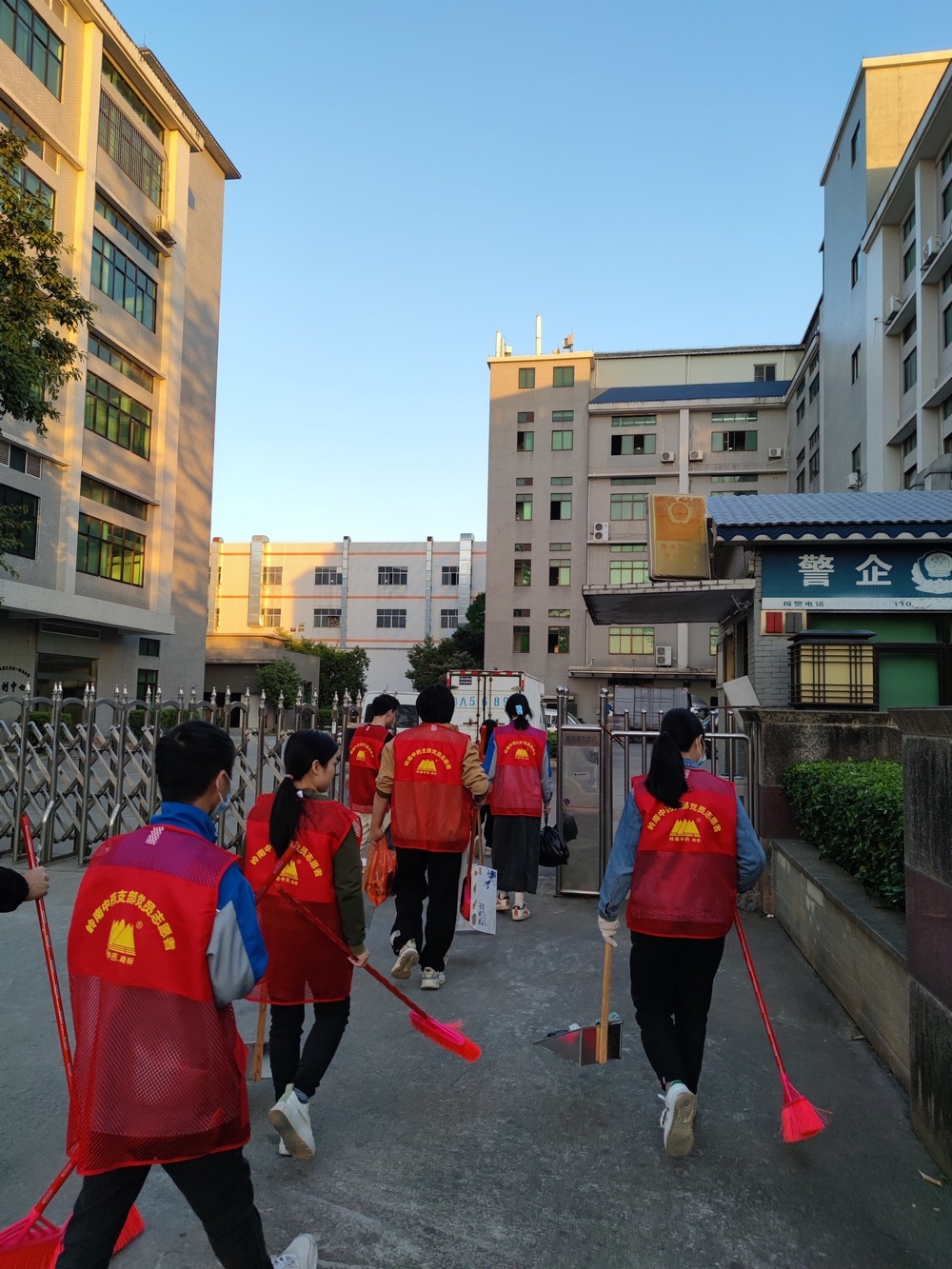 给力！中共岭南中药饮片党支部开展园区垃圾清理党员志愿服务活动