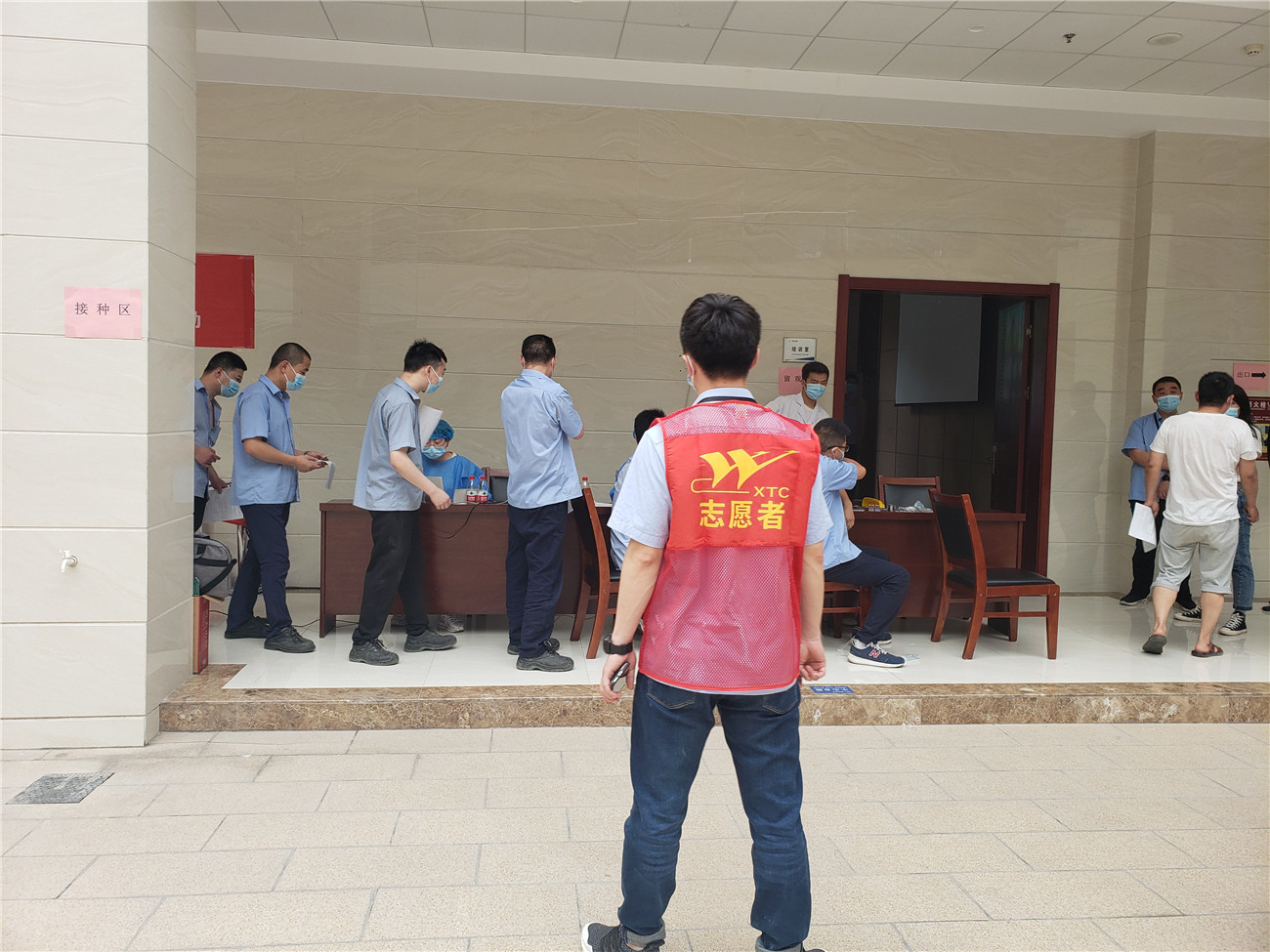 Inoculate the new crown vaccine to build a healthy Great Wall-Luoyang Jinlu Party General Branch and Xindian Town Health Center launch "I do practical things for the masses" door-to-door vaccination campaign