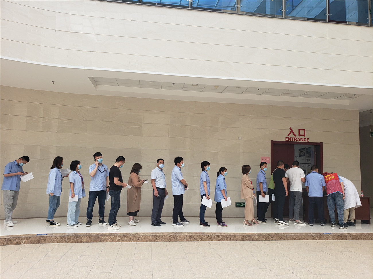 Inoculate the new crown vaccine to build a healthy Great Wall-Luoyang Jinlu Party General Branch and Xindian Town Health Center launch "I do practical things for the masses" door-to-door vaccination campaign