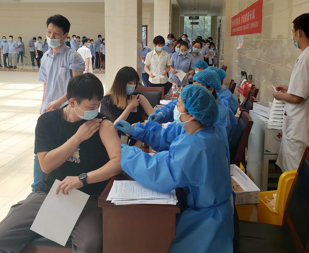 Inoculate the new crown vaccine to build a healthy Great Wall-Luoyang Jinlu Party General Branch and Xindian Town Health Center launch "I do practical things for the masses" door-to-door vaccination campaign