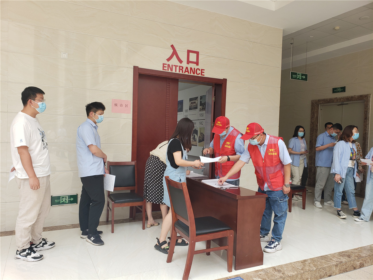 Inoculate the new crown vaccine to build a healthy Great Wall-Luoyang Jinlu Party General Branch and Xindian Town Health Center launch "I do practical things for the masses" door-to-door vaccination campaign