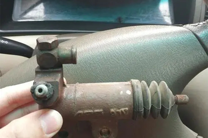 What is the difference between a clutch sub-pump and a clutch master cylinder?
