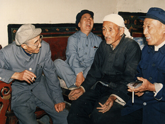 卫生材料厂创始人之一韩刚（左二）重回烟里