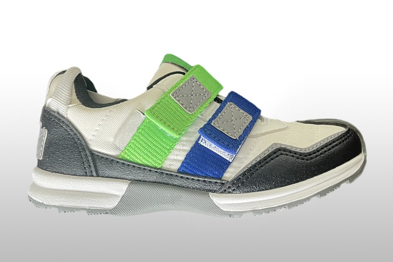 スポーツシューズ