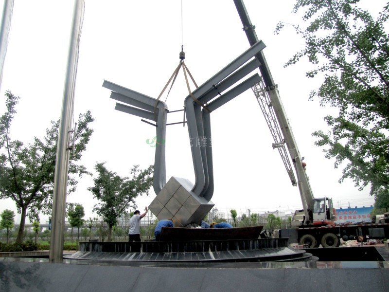 武漢鐵路局大型養(yǎng)路機械運用檢修段雕塑之"騰飛"-不銹鋼雕塑