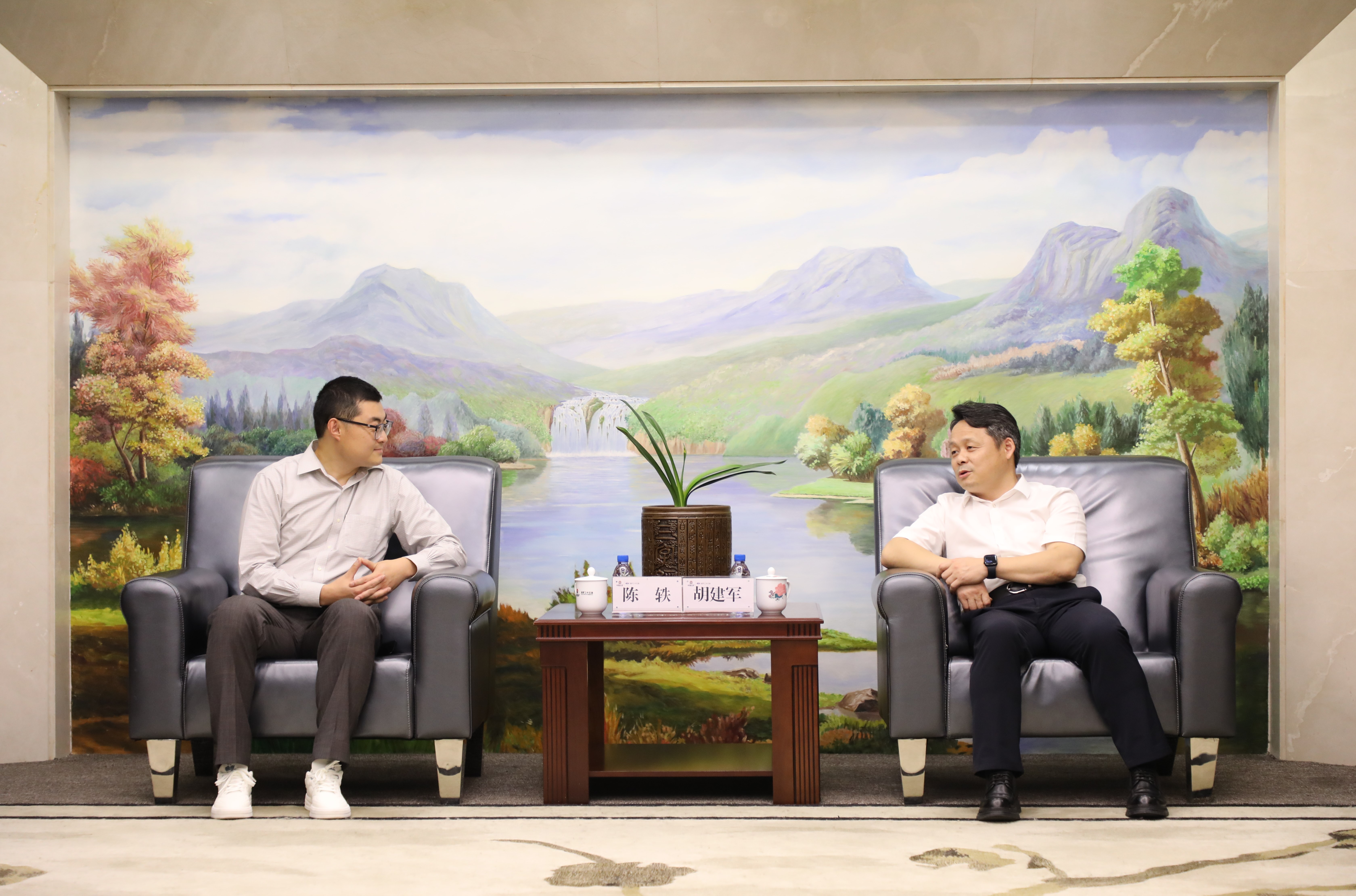 胡建军与五矿资源金塞维尔矿山总经理陈轶交流会谈