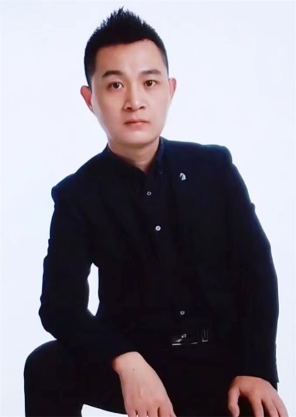 Li Nan-Design Director Li Nan-Design Director