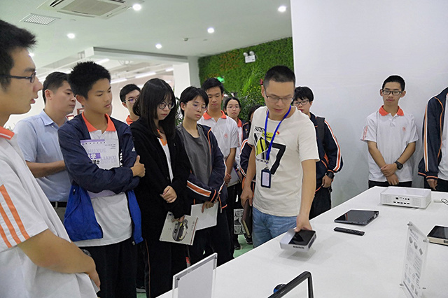 Representatives of Teachers and Students of Songjiang No.2 Middle School Visit Shanghai Liulian
