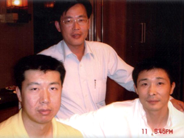 公司总经理与篮球巨星王治郅、张劲松合影 公司总经理与篮球巨星王治郅、张劲松合影