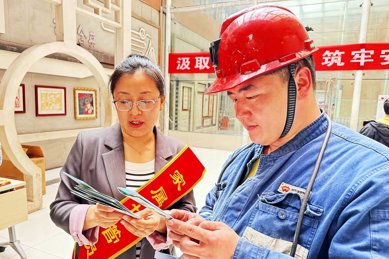 神東大柳塔礦職業(yè)病防治宣傳到井口守護(hù)健康