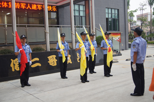 傻二哥舉行隆重的升旗儀式向軍人致敬