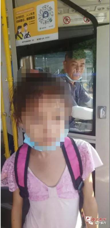 咸寧楓丹公交6路公交司機幫助迷路孩子找到家人