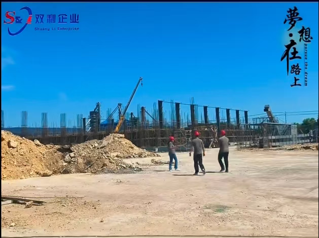 雙利集團(tuán)承建一萬(wàn)多平的鋼結(jié)構(gòu)廠房拔地而起,在藍(lán)天映襯下,這座嶄新的標(biāo)桿工程正為甲方的宏偉藍(lán)圖奠定堅(jiān)實(shí)基礎(chǔ)。衷心祝愿貴司以此為契機(jī),事業(yè)騰飛,基業(yè)長(zhǎng)青 雙利集團(tuán)承建一萬(wàn)多平的鋼結(jié)構(gòu)廠房拔地而起,在藍(lán)天映襯下,這座嶄新的標(biāo)桿工程正為甲方的宏偉藍(lán)圖奠定堅(jiān)實(shí)基礎(chǔ)。衷心祝愿貴司以此為契機(jī),事業(yè)騰飛,基業(yè)長(zhǎng)青